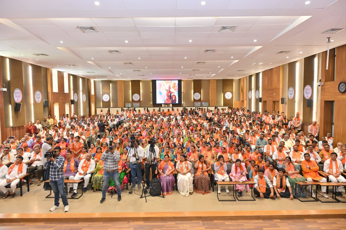 ભારતીય જનતા પાર્ટીના 47મા સ્થાપના દિવસ નિમિત્તે આજે પ્રદેશ કાર્યાલય 'શ્રી કમલમ્' ખાતે માનનીય મુખ્યમંત્રી શ્રી <a href="/Bhupendrapbjp/">Bhupendra Patel</a> અને પ્રદેશ અધ્યક્ષ શ્રી <a href="/iJagdishBJP/">Jagdish Vishwakarma</a> એ કાર્યકર્તાઓને સંબોધિત કર્યા અને સ્થાપના દિવસની શુભકામનાઓ પાઠવી. 

#47YearsOfNationFirst