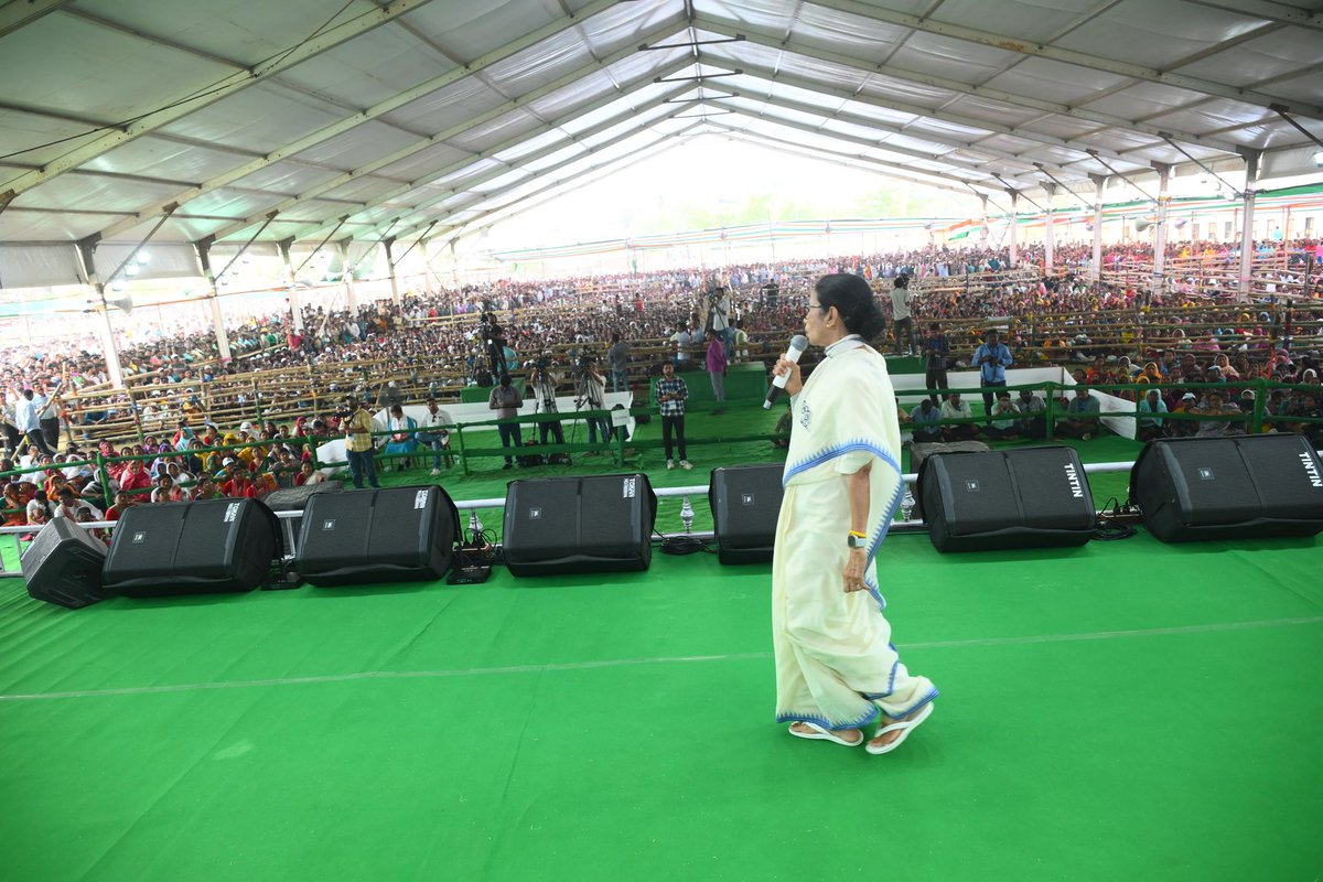 AITCofficial's tweet photo. This ground is full, and the message is clear.

As Smt. @MamataOfficial addressed the Janasabha in Nakashipara, the response reflected a strong and visible support for Trinamool Congress, that continues to deliver on the ground.

Now, this strength must carry forward to the ballot, to ensure that this momentum turns into a decisive mandate.