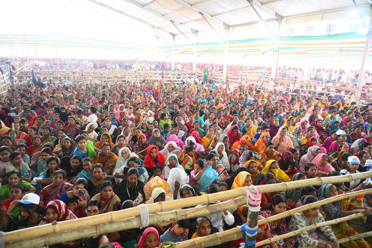 AITCofficial's tweet photo. This ground is full, and the message is clear.

As Smt. @MamataOfficial addressed the Janasabha in Nakashipara, the response reflected a strong and visible support for Trinamool Congress, that continues to deliver on the ground.

Now, this strength must carry forward to the ballot, to ensure that this momentum turns into a decisive mandate.