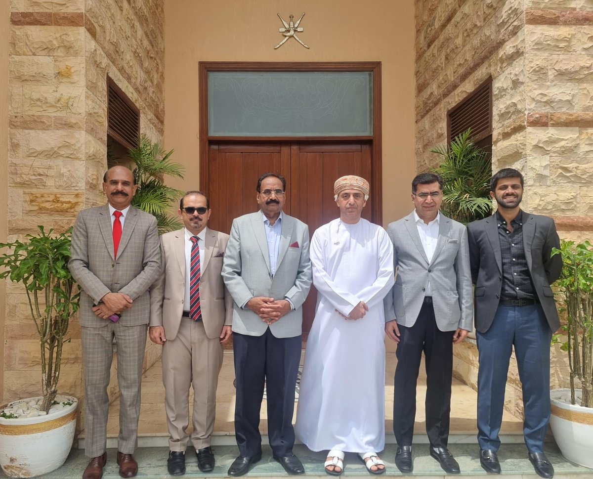 استقبل سعادة القنصل العام (عميد السلك القنصلي) المهندس سامي بن عبدالله الخنجري وفد جمعية كورانجي للتجارة والصناعة برئاسة الفاضل محمد إكرام راجبوت رئيس الجمعية، وجرى خلال اللقاء بحث سبل تحقيق التعاون في قطاعات التجارة والصناعة والاستثمار في سلطنة عُمان