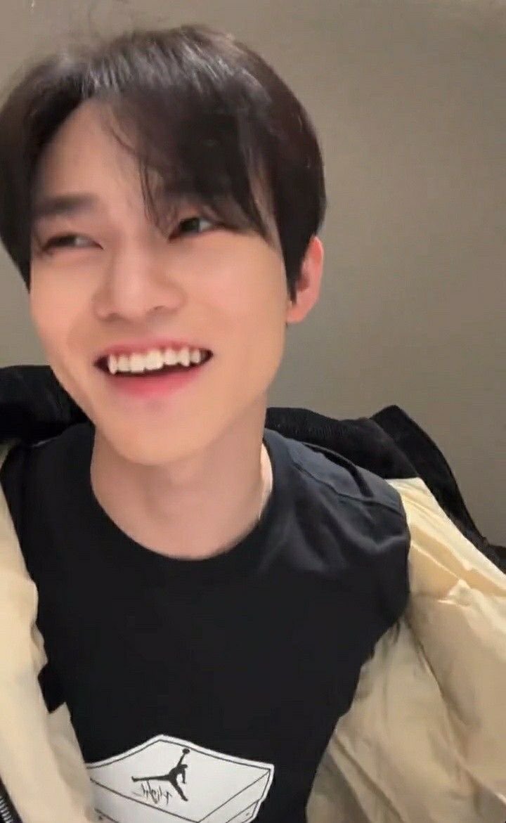 🐻: “Cala apasih ini kok berantakan gini?” 
🐬: “Ini cala nemu di lemari cala ba, ternyata masih cala simpen. Buat cimol aja deh.” 
🐻: “Beneran buat cimol?” 
🐬: “Iya nanti aku minta mobil beneran aja ke Papi.”

🐯: *Lagi beli cimol.* “Duh, kok kuping gue berdenging ya?”
