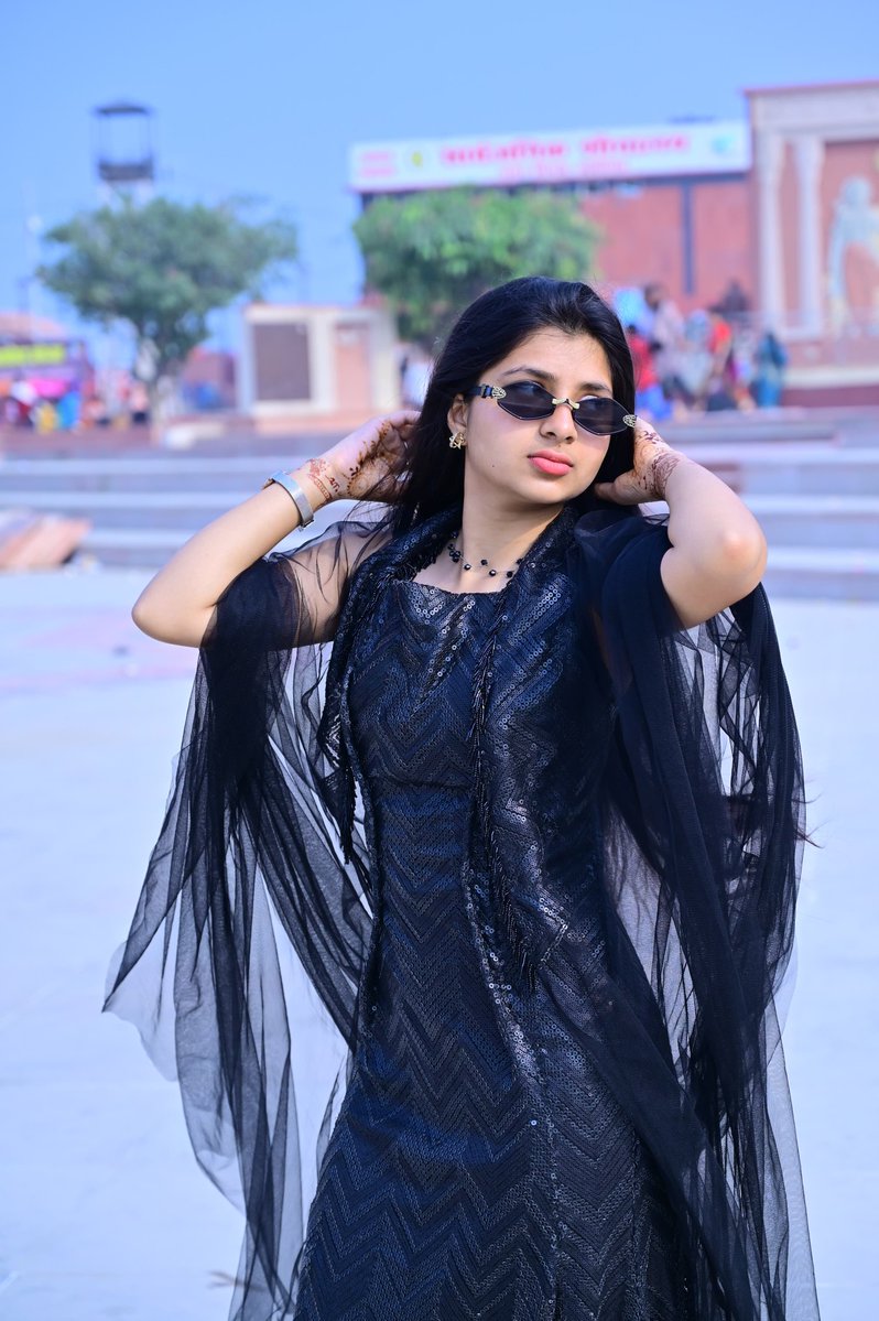 sarbind_sa14889's tweet image. 🖤"**Beautiful Designer outfit**"🖤
           **"My Little Princess is a beautiful pose &amp;amp; confidence**"
#blackoutfi #Blackgown #fashionmodal #india #poses