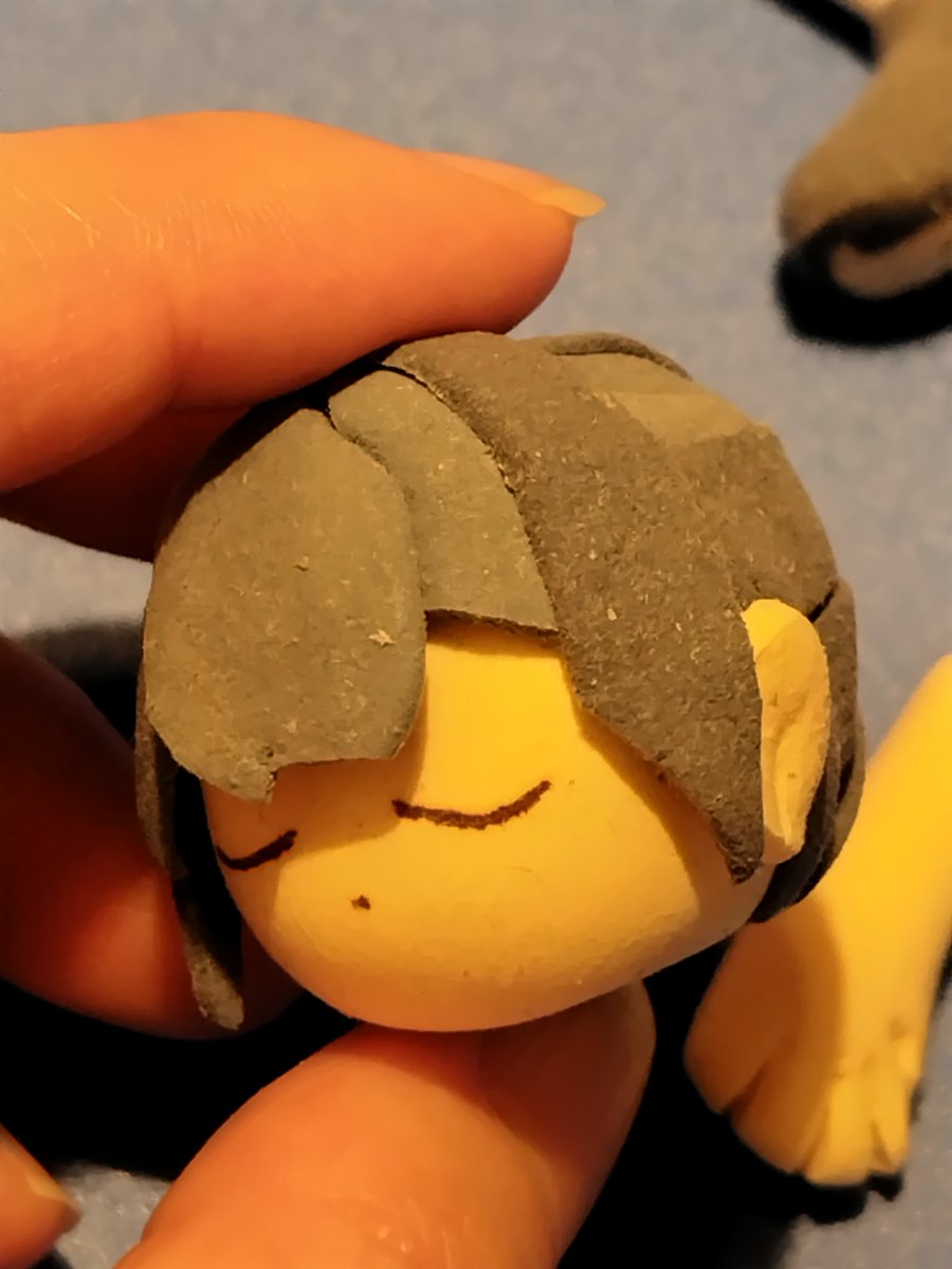 師匠が粘土こねこねしてたから「えー！私もやるー！」と始めたものの、外れ粘土を買ってしまったらしくかなり乾いててこねにくい〜。娘さんが普段使ってる同じ粘土は柔らかいから、次は柔らか粘土で作りたいな〜。とにかくこれはこれで仕上げたい