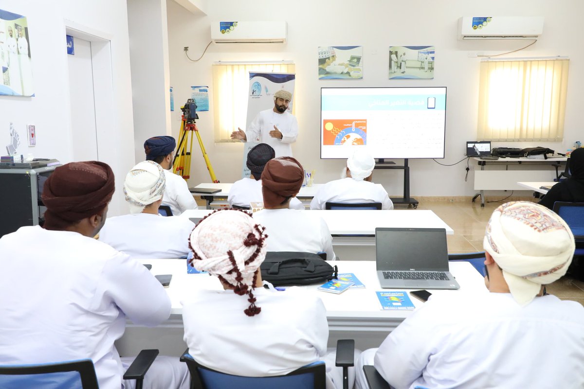 وضمن إطار فعاليات الأسبوع الوطني للعلوم والتكنولوجيا والهندسة والرياضيات نفذت 
ورشة التغيّر المناخي لمعلمي ومعلمات الدراسات الاجتماعية( الصف السابع) وفق مستجدات المنهج الدراسي وذلك  بمعمل التقنيات الجغرافية الحديثة بمركز التدريب قدمها المهندس : سيف بن ماجد بن شامس البلوشي من