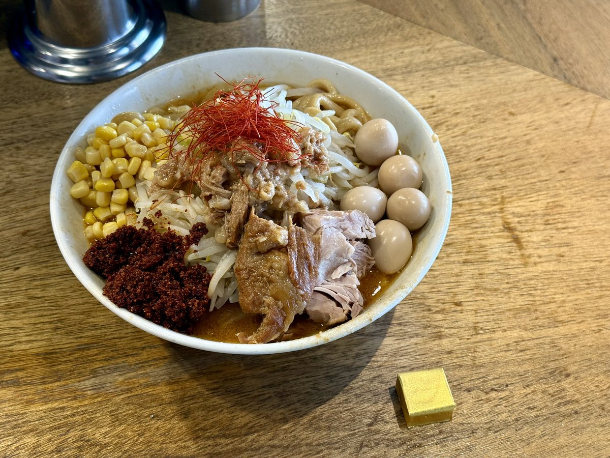 ______Ry0's tweet photo. MEN YARD FIGHT @反町

⚪︎味噌ラーメン【限定2】1,300
⚪︎うずら100
⚪︎辛味玉150
⚪︎バター100

今日から始まった新限定。
グッバイタピオカ。

知ってる限りで味噌は初めまして。
麺に負けない濃厚なコクあるスープ。
辛味玉はガラッと味変に。
ショウガも絶対合うやつ。 https://t.co/aW5JQ0yVco