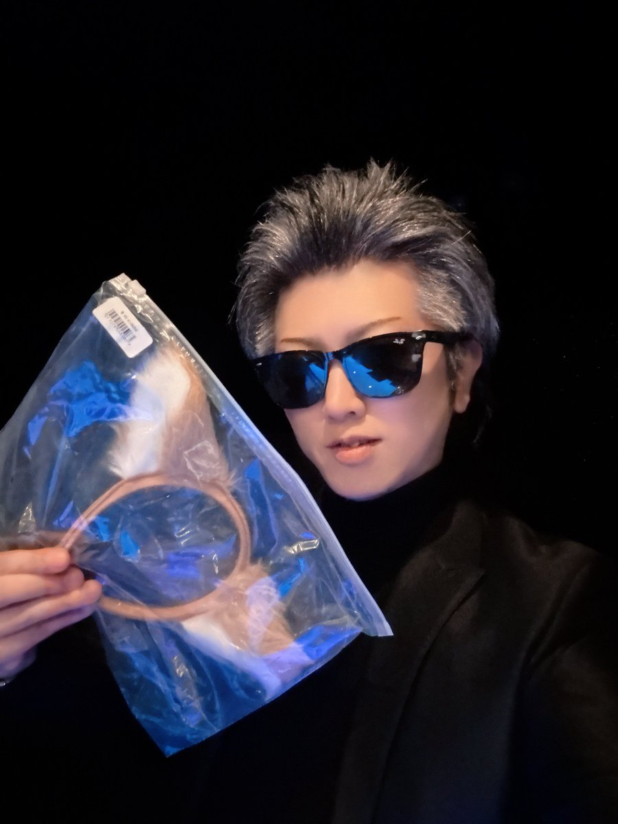 HiroshimaFreddy's tweet image. 【コスプレ衣装寄付】受け取りました🥺

街のカフェで受け取ったんじゃけど俺はD'sの周年でスーツ姿、ぴのょちゃんはお仕事の関係で爽やかスーツ姿･･･

確実に〝夜の世界へ引きずり込もうとする怪しい男〟に騙されそうな女の子的な組み合わせに見えたはず😎👧

ありがとう✨そしてゴメン🙏 #CFBF