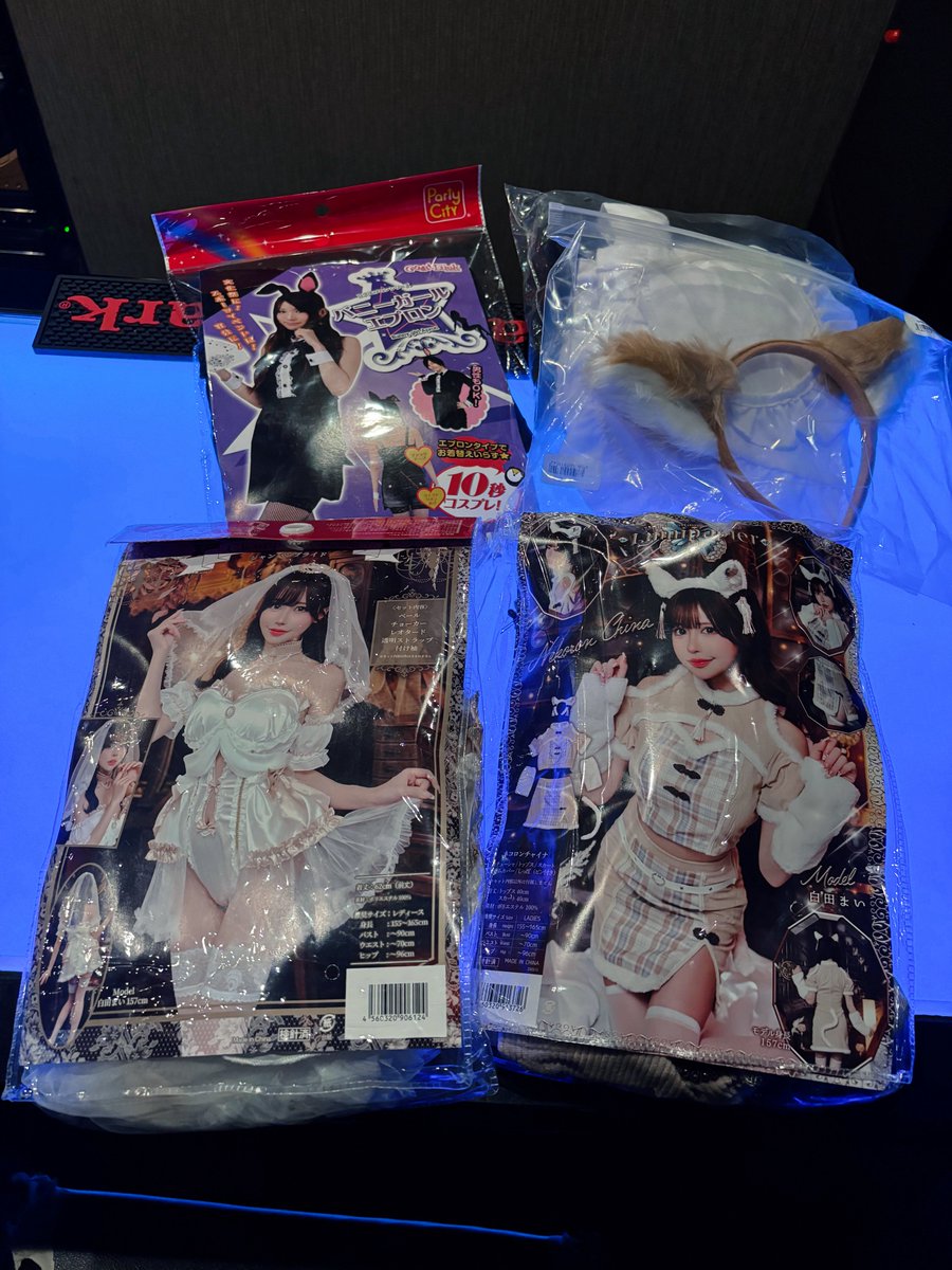 HiroshimaFreddy's tweet image. 【コスプレ衣装寄付】受け取りました🥺

街のカフェで受け取ったんじゃけど俺はD'sの周年でスーツ姿、ぴのょちゃんはお仕事の関係で爽やかスーツ姿･･･

確実に〝夜の世界へ引きずり込もうとする怪しい男〟に騙されそうな女の子的な組み合わせに見えたはず😎👧

ありがとう✨そしてゴメン🙏 #CFBF