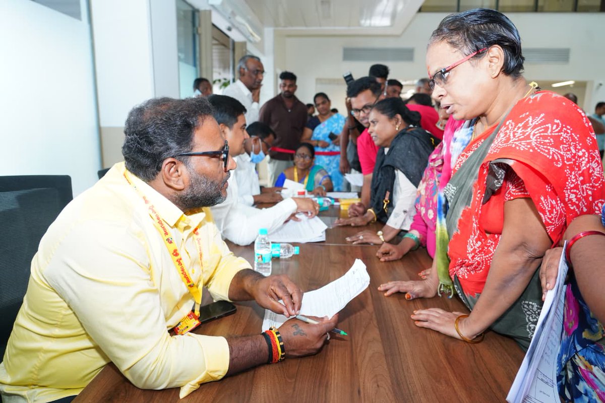 SrikanthMLC's tweet photo. తెలుగుదేశం పార్టీ జాతీయ అధ్యక్షులు, రాష్ట్ర ముఖ్యమంత్రి మాన్యశ్రీ నారా చంద్రబాబు నాయుడు గారి ఆదేశాల మేరకు సోమవారం తెలుగుదేశం పార్టీ కేంద్ర కార్యాలయంలో ఏర్పాటు చేసిన ప్రజా వేదిక కార్యక్రమంలో రాష్ట్ర మంత్రి శ్రీ కొండపల్లి శ్రీనివాస్ గారితో పాటు పాల్గొని ప్రజలనుంచి అర్జీలు స్వీకరించడం జరిగింది..
#Prajavedika
#PublicGrievance
#Ncbn
#Tdp 
#AndhraPradesh