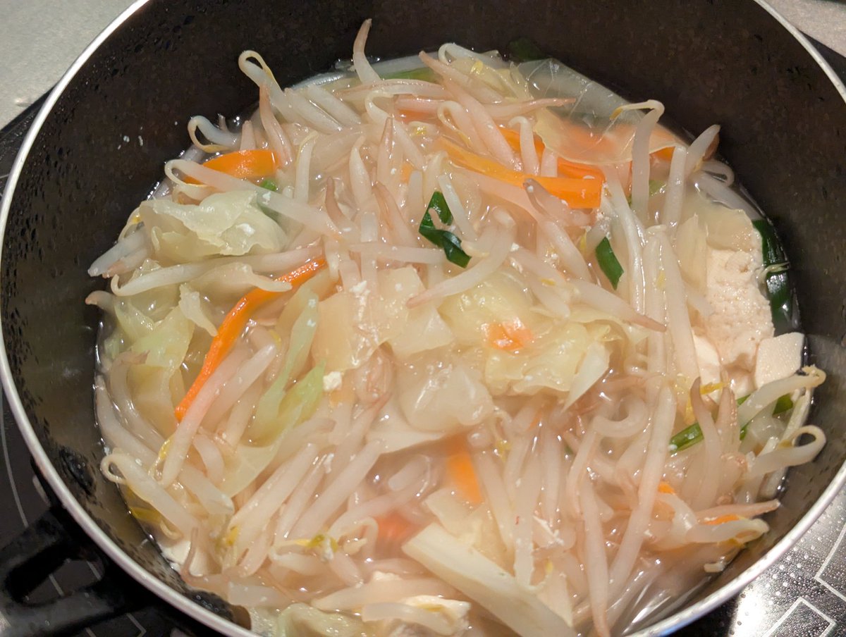 hanoween0523's tweet image. ファスティング一日目。
夕食は、豆腐を入れた野菜スープと納豆。一日中空腹。
