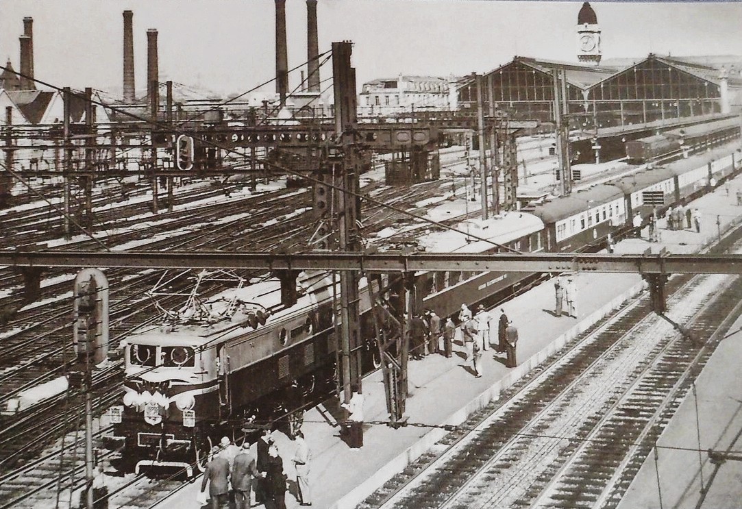 CheminsdeFerTC's tweet photo. Rame inaugurale de l'électrification du tronçon Paris - Lyon constituée de =>#Pullman et de voitures de la =>#CIWL prêts à quitter =>#Paris =>#garedeLyon fin 1952 derrière une =>#2D29100.
📷Jacques Boyer de Roger Viollet, source : https://t.co/S0PO9VXfup https://t.co/IfYaHpNOBc