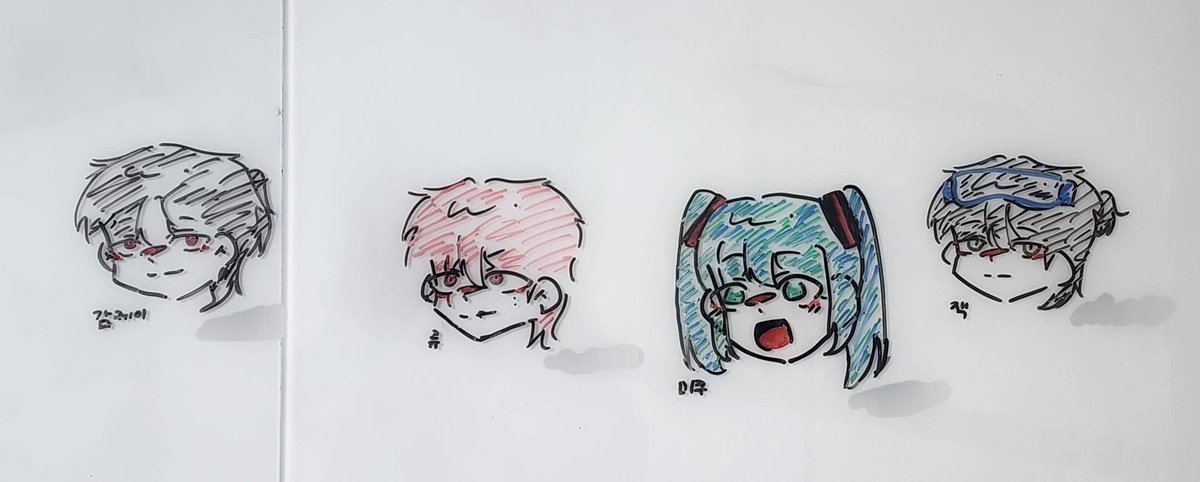 Rolling_AkDan's tweet photo. 누가 학원 칠판에 이름 익숙한 애들을 그려놓은걸까? 저 조합에 미쿠는 또 뭘까? https://t.co/45KVnULBaK