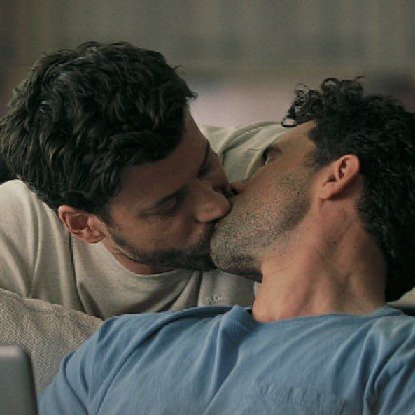 RainbowLoveis's tweet photo. un beso😘muy magico✨🪄✨
los adoro
#heatedrivalry https://t.co/p3D1NaS2Nl