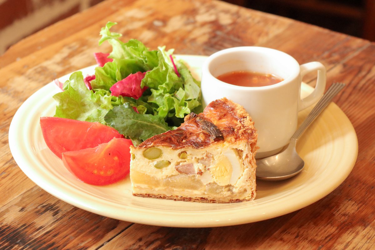 grannysmith_pie's tweet photo. #グラニースミスイートイン店舗では、平日16:00まで『キッシュランチセット』をご用意しております🎵

りんごと旬の食材がゴロッと入ったキッシュをワンプレートに。セットドリンク付きです☺️🍽

食後にはアップルパイもお得にお召し上がりいただけます🙌🍎

▶︎店舗情報はこちらから
 https://t.co/YAomVKjo1i