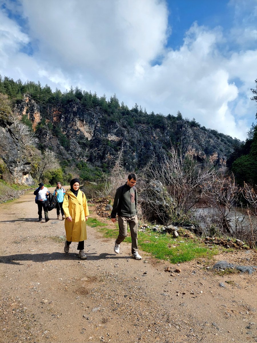 Tados43's tweet photo. Haftasonu Doğa yürüyüşümüzü İkitaş Kanyonu güzergahında yaptık. Rotamız yaklaşık 14 km sürdü. 
Dereli Köyü’nden Eğrigöz Köyüne uzanan kanyon boyunca yürürken, kayaların arasına saklanmış zamanın izlerini izledik, doğayı sadece seyretmedik; onu dinledik. https://t.co/8DdKvts9To