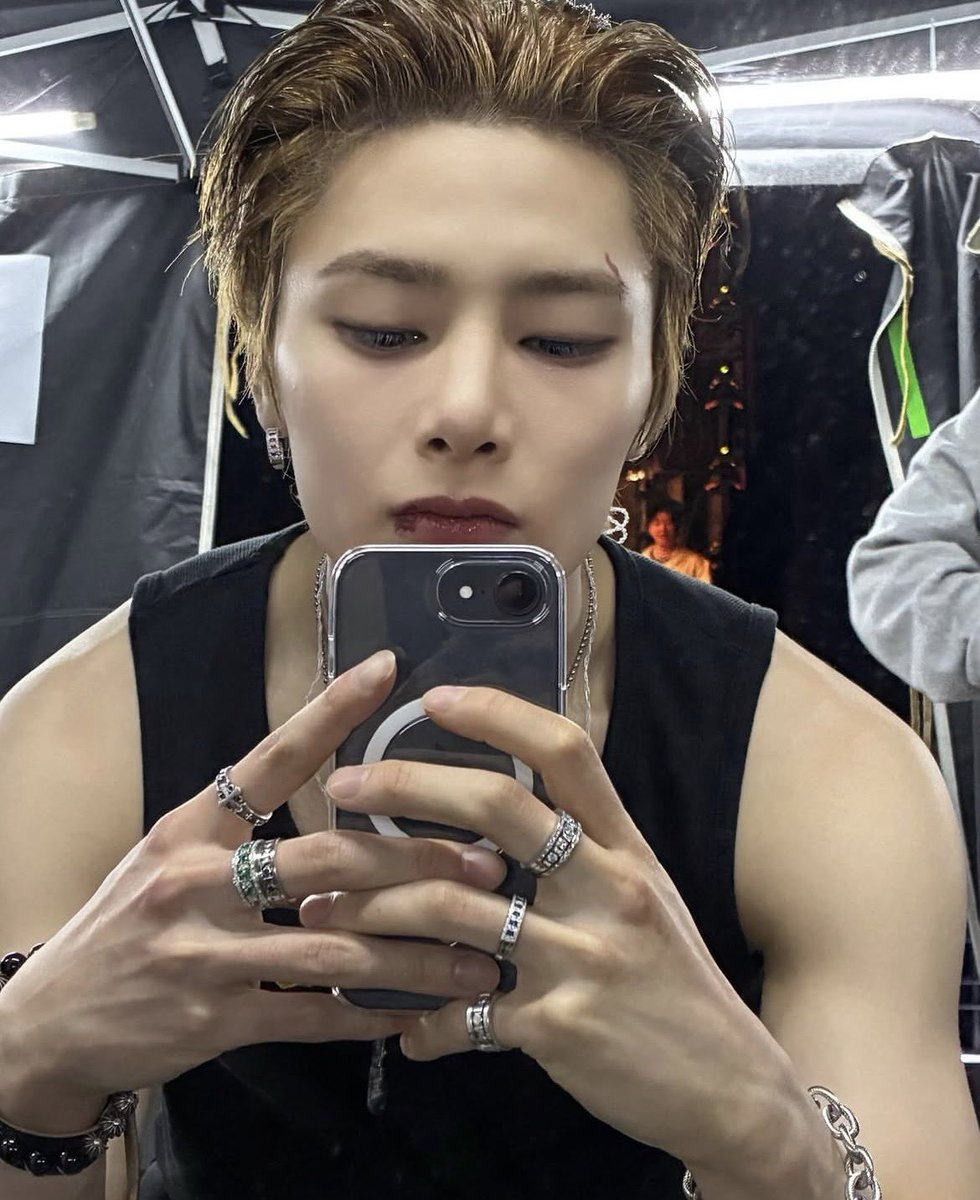 анич tweet media