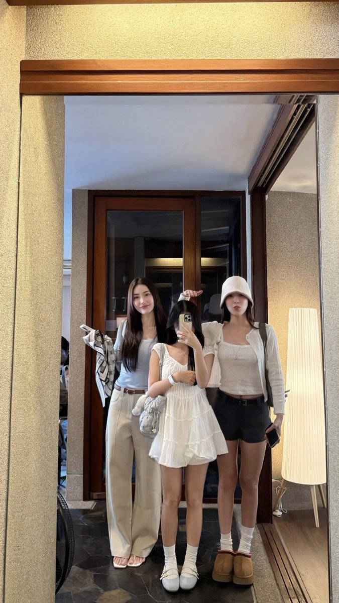 Woooo1014's tweet photo. Three cute girls🤘🏾
#มีนาริณา #meenaxrina
#kapookphat #ciizezph https://t.co/JBeEDZzKXJ