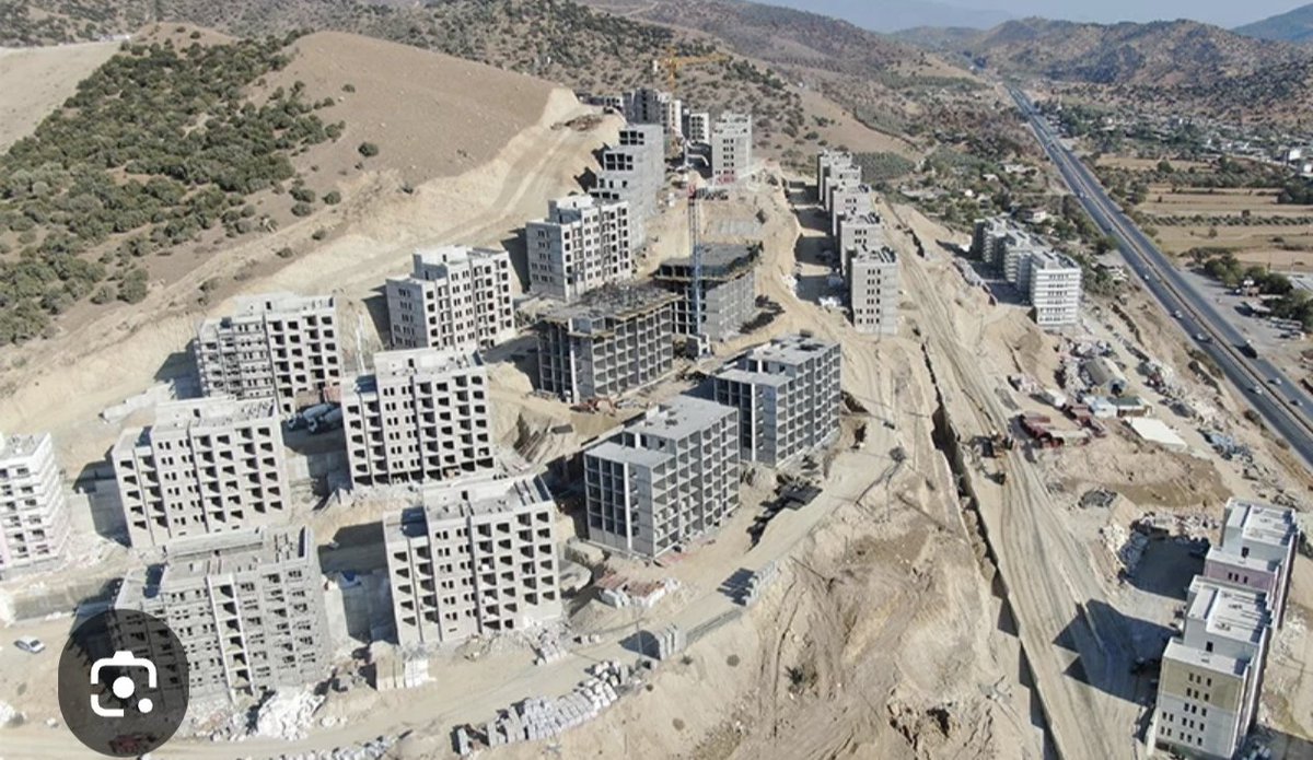 "Orda bir köy var, uzakta"
diyordu hani ya şiir; o köy yok artık. Rahmetli oldu. 

Kahrolsun Büyükşehir Yasası.