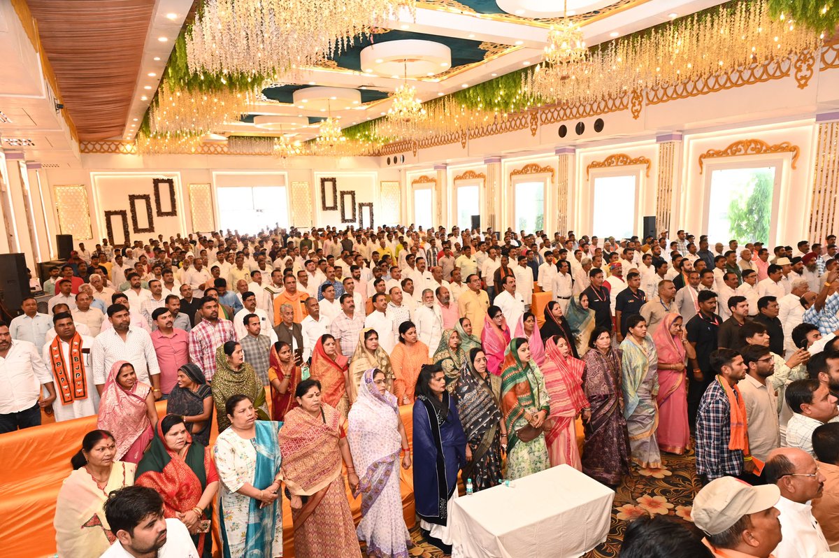 भारतीय जनता पार्टी के 47वें स्थापना दिवस पर मेरे प्रभार जिले भिंड में कार्यकर्ताओं एवं साथियों के बीच उपस्थित रहने का सौभाग्य प्राप्त हुआ।

इस अवसर पर बड़ी संख्या में उपस्थित कार्यकर्ताओं का स्नेह, आत्मीयता और उत्साह  हृदय को गहराई से स्पर्श कर गया।
आप सभी साथियों से संवाद करते