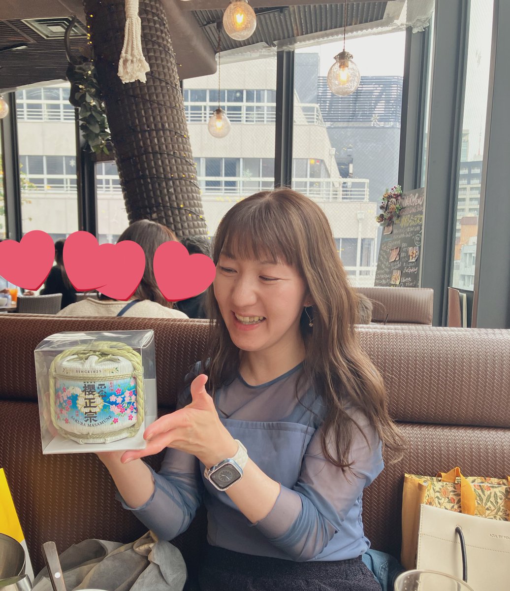 Hiroe5815's tweet photo. 大学院　入学式🌸

快く受け入れていただいた
先生の足を引っ張らないように真面目に4年頑張ります！

昨日は後輩達から入学祝いに樽酒をいただきました🍶 https://t.co/3iJbQuqECU