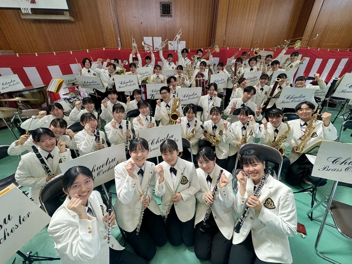 chuetsorchestra's tweet photo. 本日は入学式でした🌸
新制服がまぶしすぎる新入生、ようこそ中越高校へ✨ご入学おめでとうございます！！

吹奏楽部も全力で演奏して、しっかり（たぶん）盛り上げました🎶✨

越高で素敵な高校生ライフを堪能あれ😎

#春から中越 #吹奏楽部 https://t.co/CvWWv6VaQW