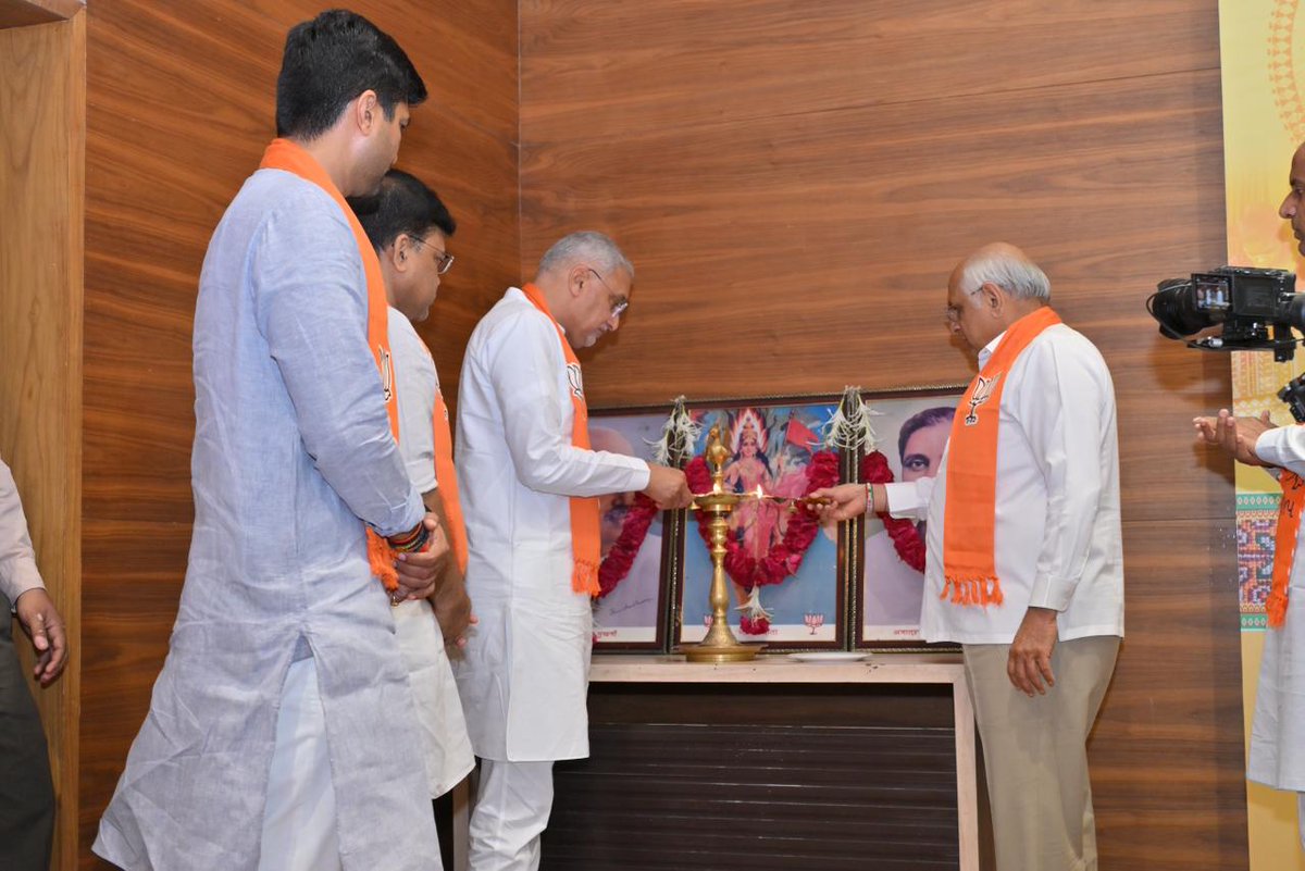 iJagdishBJP's tweet photo. વિશ્વની સૌથી મોટી રાજકીય પાર્ટીના 47મા સ્થાપના દિવસ નિમિત્તે આજે પ્રદેશ કાર્યાલય 'શ્રી કમલમ્' ખાતે માનનીય મુખ્યમંત્રી શ્રી @Bhupendrapbjp ની પ્રેરક ઉપસ્થિતિમાં દેવતુલ્ય કાર્યકર્તા મિત્રોને સંબોધિત કર્યા. 

આ અવસરે પક્ષના કરોડો નિષ્ઠાવાન કાર્યકર્તાઓના પુરુષાર્થ અને સમર્પણને વંદન કરું છું, જેમના અથાક પરિશ્રમ થકી આજે ભાજપ જન-જનનો અતૂટ વિશ્વાસ બન્યું છે.

સૌ કાર્યકર્તા મિત્રોને ભાજપા સ્થાપના દિવસની હાર્દિક શુભકામનાઓ!

#47YearsOfNationFirst