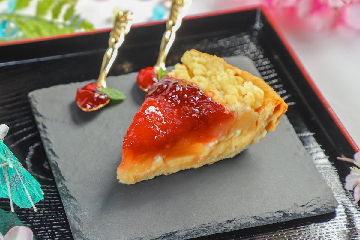 grannysmith_pie's tweet photo. 4月の季節限定『すももアップルパイ』は、もうお楽しみいただけましたか☺️🍑

信州の老舗・飯島商店が手がける「四季のジャム」と、「みすゞ飴」を使用し、たっぷりのりんごを重ねて焼き上げました🙌

素材にこだわる両ブランドの魅力が引き立つ、特別なアップルパイをぜひ🍎

▶︎オンラインショップでのご注文は4/26(日)まで🛒
https://t.co/IuR1FcdRlq