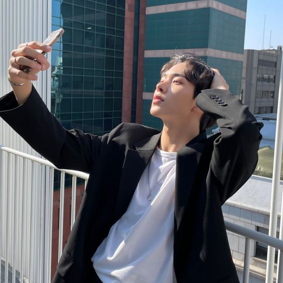 kim_wooseok9's tweet photo. For those who don't know, He is Junmin from ATBO! https://t.co/gYyqA94peP