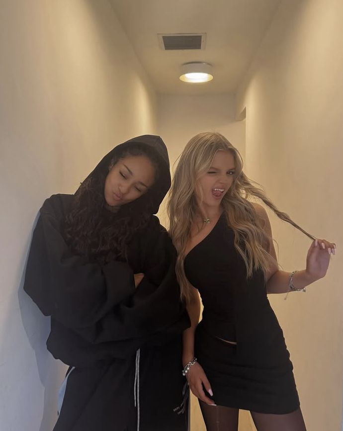 chloe 💋 loves manon tweet media