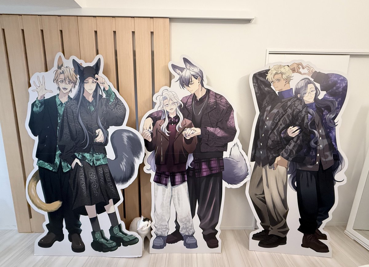 tsutako25's tweet photo. めっちゃくちゃ嬉��いのでぜひこれを見て欲しいんですが…

なんと個展の等身パネルを
いただきました🐈🐈‍⬛

一般家庭に存在して良いサイズじゃなくて笑ってしまうけど余韻に浸れて本当に嬉しいですやばい🥹

ありがとうございます！ https://t.co/wgqE6Kl5vl
