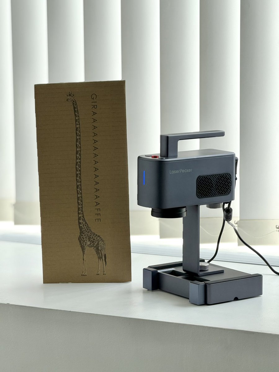 mitsuki_fab's tweet image. キリーーーーーーン🦒
車モードで 長い物にレーザー彫刻したくて
長いイラストつくって
ダンボールに 彫刻やってみた！

木を使って 長い看板も作れるなー♪楽しいなー
@laserpeckerjp