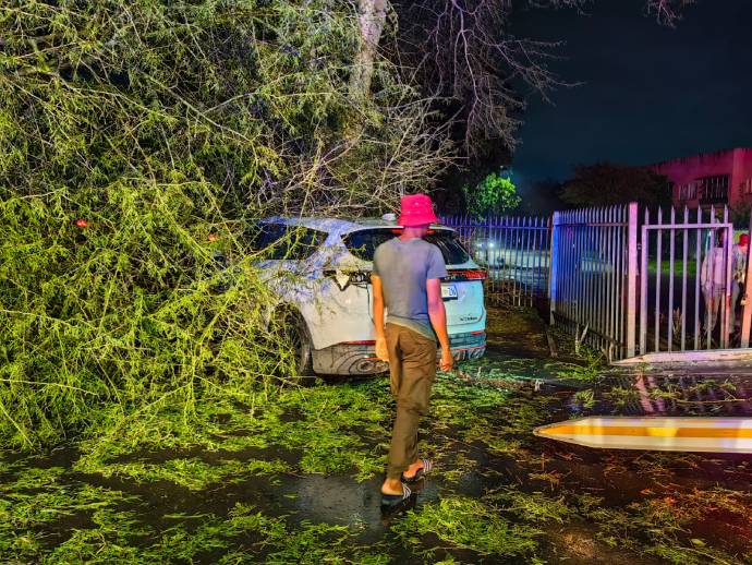 _ArriveAlive's tweet image. Severe Storm Lashes Pietermaritzburg: Emergency Teams Launch Clearing Operation arrr.co.za/hjQzv

#ArriveAlive #Storm #Pietermaritzburg #KZN