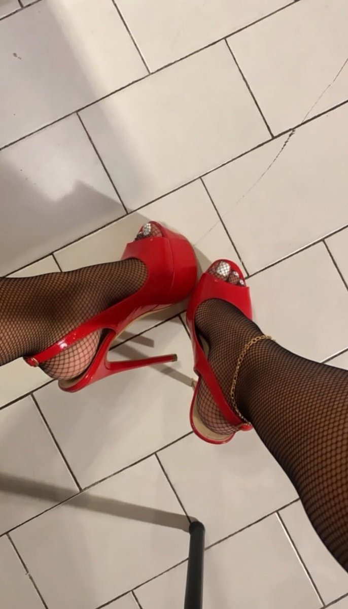 Reinelola92's tweet photo. RT si tu veut me bouffé les pieds 🦶 https://t.co/kGBYy5nI2k