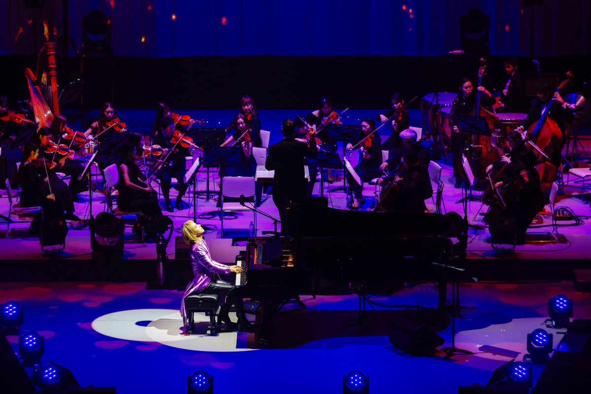 oricon's tweet photo. YOSHIKI、首の手術後初
フルコンサート完走💫

オーケストラとともに
クラシックの名曲を奏でる🎵
ドラムソロやDJ×ピアノ演出も

✍️クラシカル公演の模様
https://t.co/G9o5OFSByW

#YOSHIKI https://t.co/CAPTCXEra3