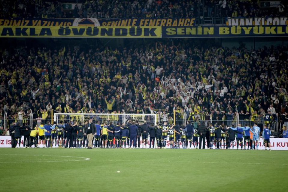 FenerAjanMedya's tweet photo. GÜNAYDIN BÜYÜK TARAFTARLARIMIZA! 💛💙
#İnanFenerbahçe | #Son6 | #SaldırFener https://t.co/ACCzibwHlr