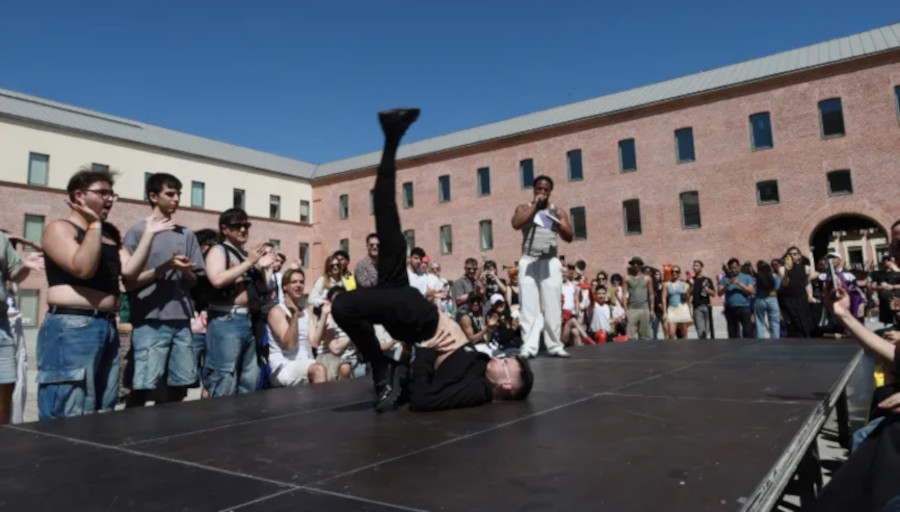 Lineamadrid's tweet image. Entrena, ensaya, suda, piensa, celebra la danza y el baile... 💃
«Espacio POM 2025-26» en Conde Duque 👉 bit.ly/3VwhJkS
#Cultura #Danza