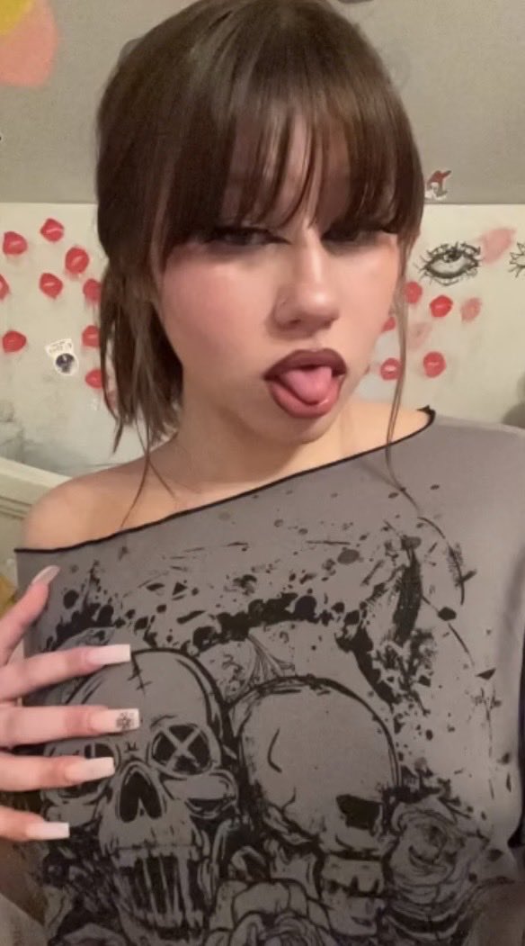 nuttygoonz's tweet photo. #thick #emo #bop #irls #bikini #snowbunny #faceporn https://t.co/rhOsmHVJu8