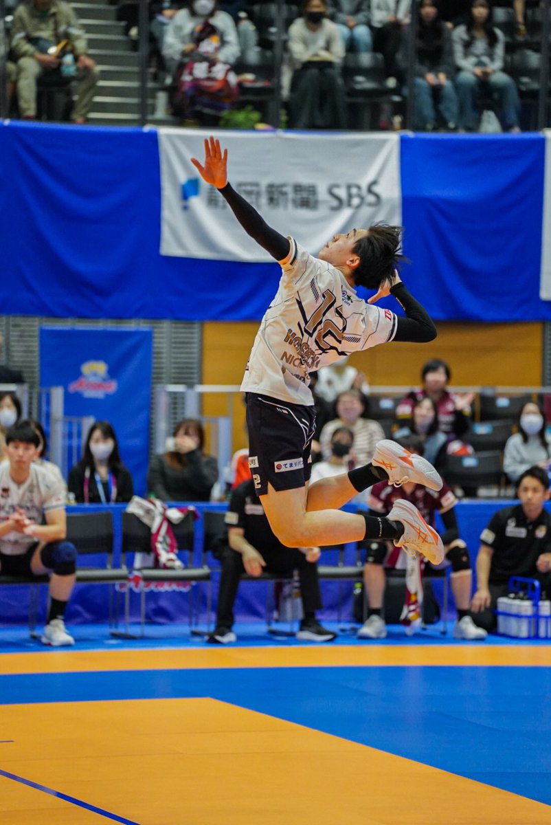 choco_milk_v's tweet photo. 『努力は報われる』とはこの事‼️

どんな形でも試合に出るチャンスを掴み取って、活躍する姿に思わず声が出ました

本職でなかなか出られなくて考える事もあると思うけど、それでも一生懸命練習する星名くんだからこそ、ここぞという時に力が発揮できると思う‼️

#VC長野トライデンツ 
#星名勇佑 選手 https://t.co/qMUznrmRxo