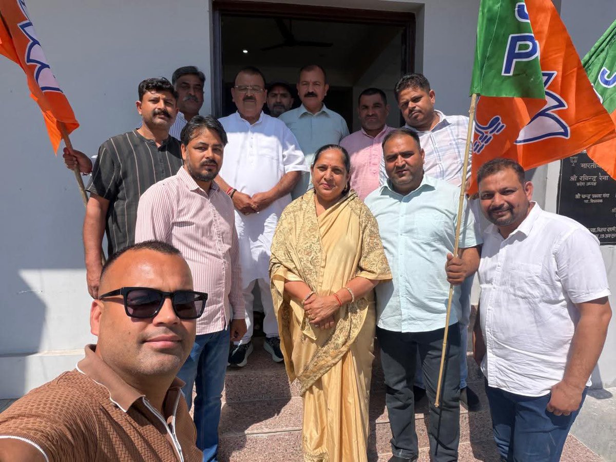 PartapNarinder's tweet photo. भाजपा के 47वें स्थापना दिवस पर पार्टी कार्यालय सांबा में पार्टी ध्वज फहराया । इस अवसर पर जिलाध्यक्ष श्रीमती आशा रानी जी, विधायक विजयपुर श्री चंदर प्रकाश गंगा जी, विधायक सांबा श्री सुरजीत सिंह सलाथिया जी, सहित कई वरिष्ठ कार्यकर्ता उपस्थित रहे। #भाजपा_स्थापना_दिवस  @BJP4India https://t.co/Awj98KbDUv