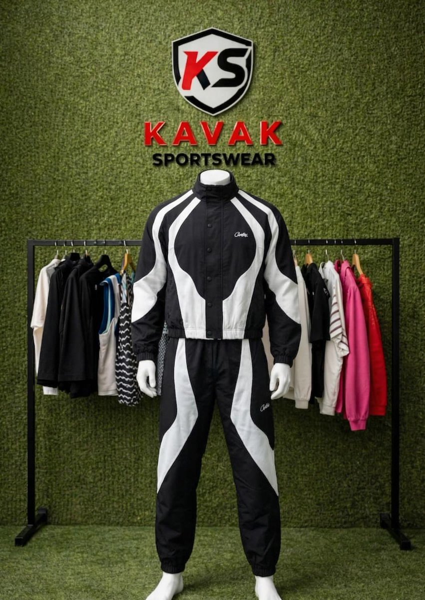 kavaksportswear's tweet image. Kavak Sportswear Black &amp;amp; White Retro Tracksuit

This black and white tracksuit features a bold retro-inspired panel design, giving it a standout sporty and vintage look.
#KavakSportswear #TracksuitStyle #BlackWhite
#RetroWear #Sportswear #Activewear
#MensFashion #JoggerSet