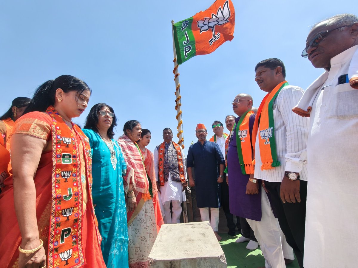 DrSanjayKute's tweet photo. भारतीय जनता पक्षाचा विजय असो! 🚩
वाशीम जिल्हा मध्यवर्ती कार्यालय येथे आज भारतीय जनता पक्षाच्या स्थापना दिनानिमित्त ध्वजारोहण करून उपस्थित सर्व कार्यकर्त्यांना स्थापना दिनाच्या मनःपूर्वक शुभेच्छा दिल्या.
#BJPFoundationDay #BJP #Vashim https://t.co/kOdKZb2PeN