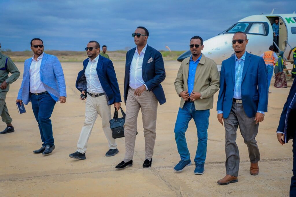 SONNALIVE's tweet image. Chairman of the @NIEBCSomalia, Mr. @chairp_NIEBC, has arrived in #Baidoa to oversee ongoing electoral activities, boost implementation of election plans, and assess overall preparedness in South West State. #Somalia #Elections