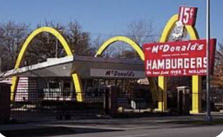 Kdy přesně došlo k té změně, že u Mekáče čekáte na jídlo 15 minut? Kdy přestali mít burgery hotový v těch poličkách za pultem, prostě jste zaplatili, dostali burger a šli?