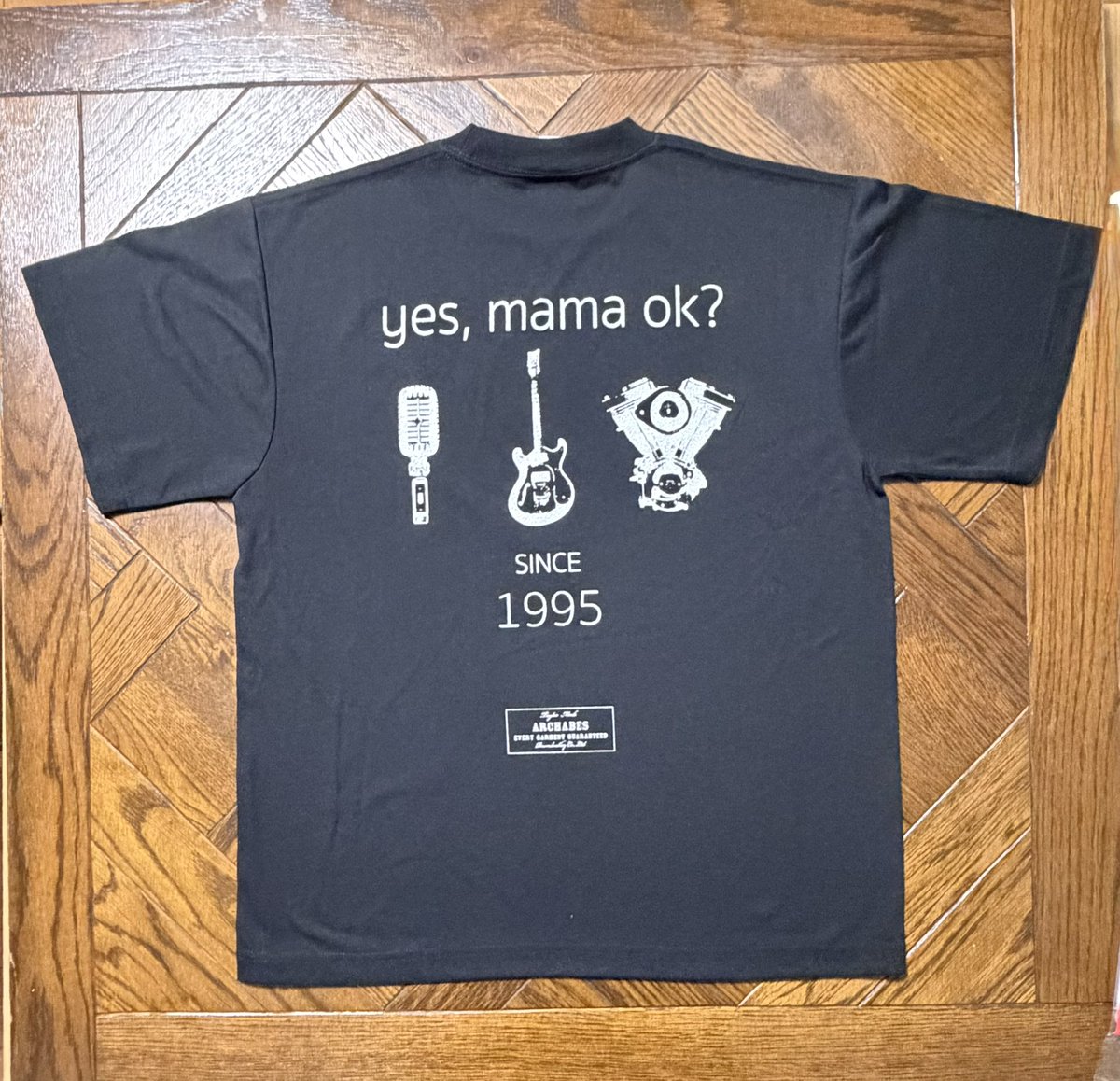 arch_bes's tweet photo. 金剛地武志さん(@kongochi) のバンドyes,mama ok？とARCH∧BES(アークビス)(@arch_bes )10周年を記念したコラボTシャツですが、販売はyes,mama ok？のイベントでの物販または金剛地様へお問い合わせください。よろしくお願いいたします。 #イエスママオーケー #イエママ30周年 https://t.co/FHyJkSqg8v