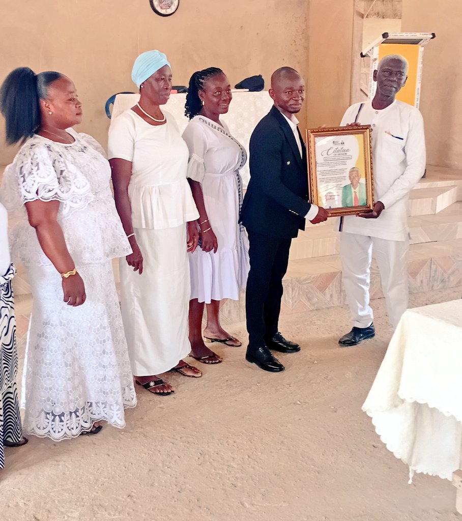 ErnestAcme's tweet photo. We showed up as a Team-Ahenkro Spot to present citation of honour,giant canvas portrait, and birthday cake to Rtd. Evg Jonas Okofo Asenso at the Methodist Church-Akom,where he worships,to appreciate his contribution to the EduSpots &amp; community development. 
#EDUSPOTS 
#ACME4ALL https://t.co/oHyvprjmAm