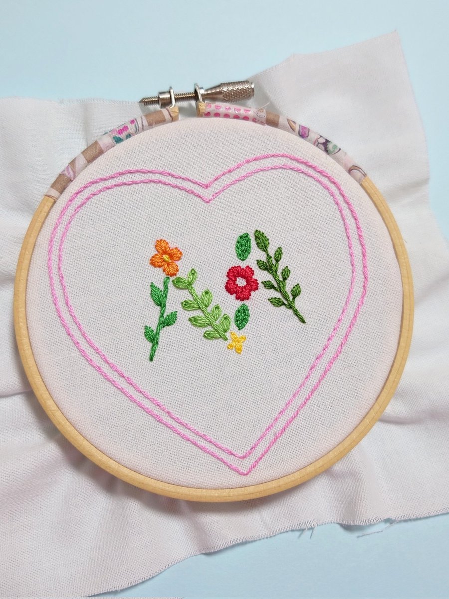m_shishuu's tweet photo. Ｍ♡

このハートの枠で試したいことがあって、まずハートの刺繍🪡
真ん中が空いててもったいないなぁと思って、お花とかでなんとなくイニシャル刺繍してみた🌼🌿

#刺繍 #embroidery #花模様 #stitching https://t.co/8kS8c3ll1w