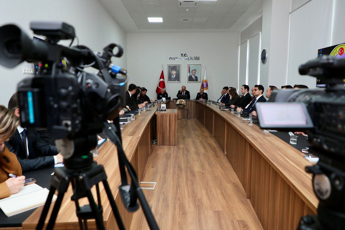 Ordu’da Suç Oranları Düşüyor

Vali Muammer Erol, ilimiz genelinde 2026 yılı Mart ayında asayiş, narkotik ve siber suçlar, terör, kaçakçılıkla mücadele ve göçmen kaçakçılığı başta olmak üzere asayiş ve güvenliğin sağlanması noktasında İl Emniyet Müdürlüğü ile İl Jandarma