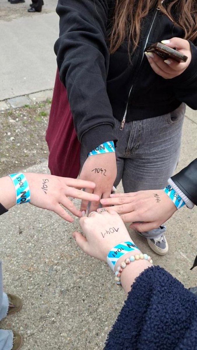 📸| Fans are receiving their wristbands! #HDWGHWTVienna

— whyamihere8124