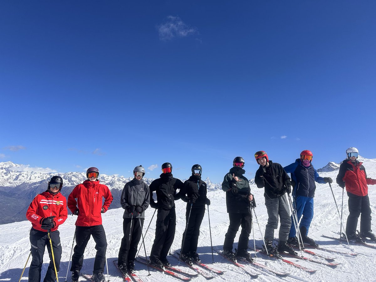 Archiehill1213's tweet photo. First morning in Pila with @DHSBoys 2026 ski trip done! Great photo in front of Mont Blanc as well. Top group all skiing at an elite level.⛷️@andrew_weymouth https://t.co/oNXD8bWMlj