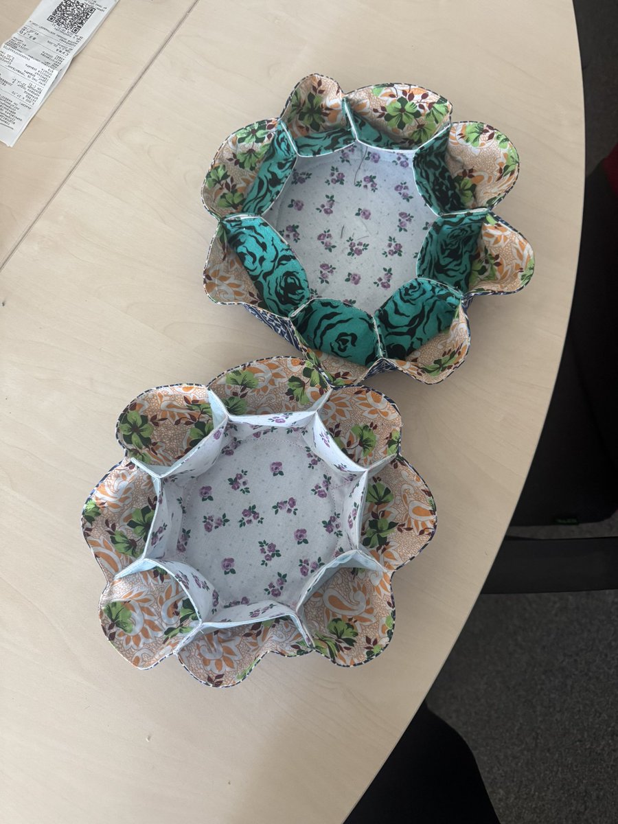 Хто хоче купити такі Великодні приколи, які робили жіночки з Харківської області, в якості психологічної підтримки?
Гроші з продажів підуть їм на матеріали для рукоділля ☺️
Друге це штучка під паску і яйця