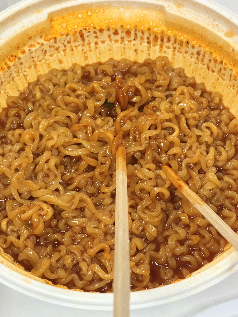 kwansoooya's tweet photo. 왕뚜껑 라볶이.. 듣던대로 섹시하시네요 https://t.co/1dDaHApxnI